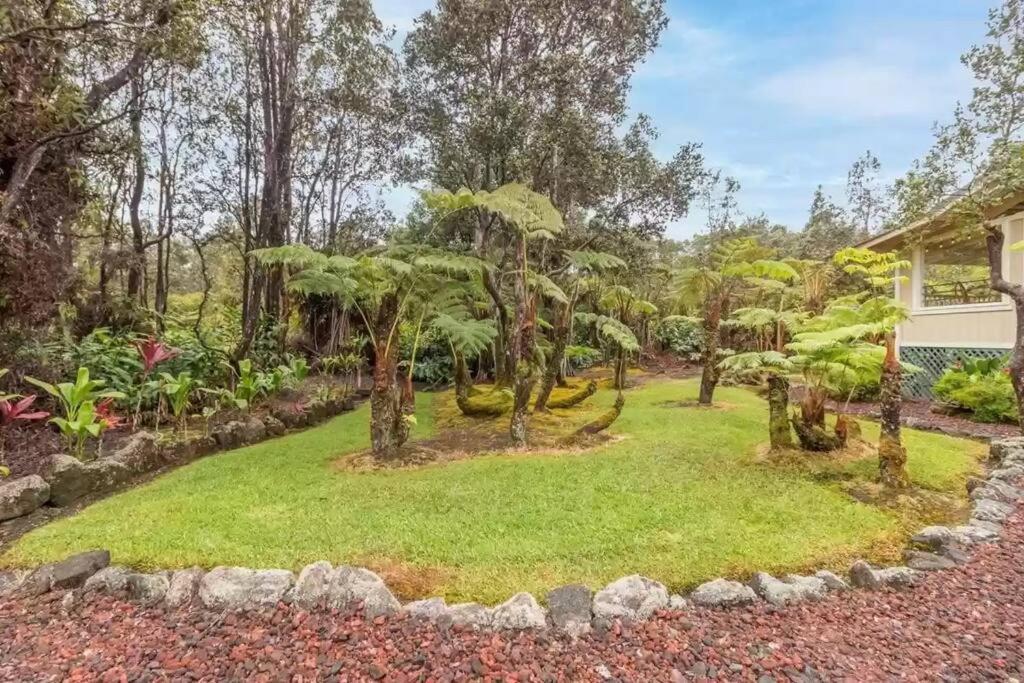 Hau'Oli Place Tiki Cottage In Volcano Bagian luar foto